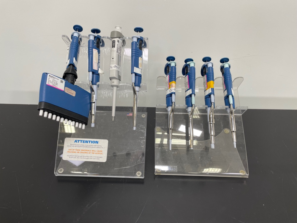 Image of Lot Of Single And Multichannel Pipettes